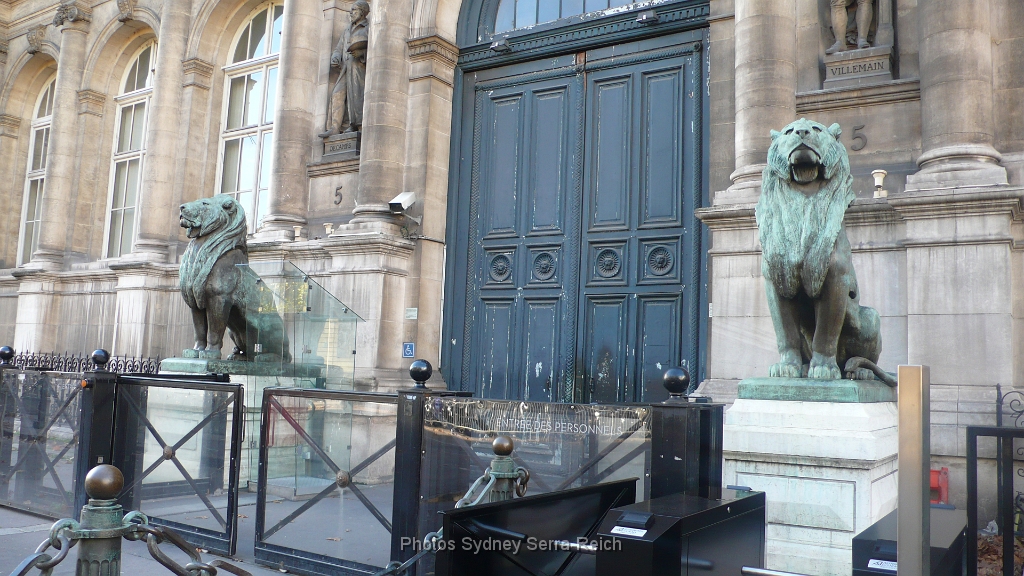 Lions de l hotel de ville de Paris  par Auguste Cain  Ils rappellent nos braves lions de la mairie d Oran par A Cain.JPG - Lions de l'hôtel de ville de Paris, par Auguste Cain. Ils rappellent nos braves lions de la mairie d'Oran par A. Cain. Le 10 novembre 2013
